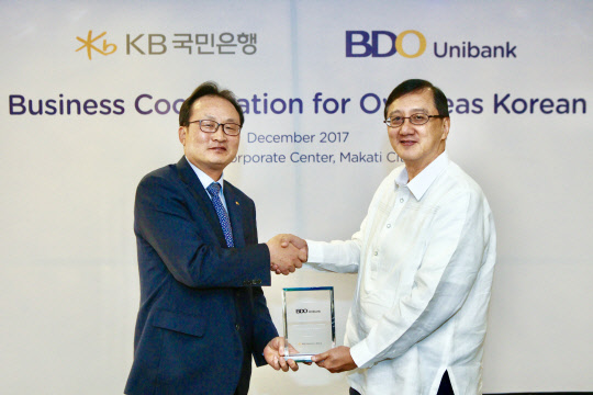KB국민은행은 6일 필리핀 현지 은행인 BDO Unibank와 업무협약을 체결하고, 현지 한국인 고객을 대상으로 양질의 금융서비스 제공을 약속했다. 이날 협약식에서 이환주 KB국민은행 외환사업본부장(왼쪽)과 BDO Unibank 애드문도 소리아노(Edmundo Soriano) 부행장이 기념촬영을 하고 있다. KB국민은행 제공